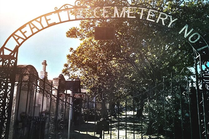 Garden District Celebrities Cemeteries Mansions and Mysteries Walking Tour - Meeting Details