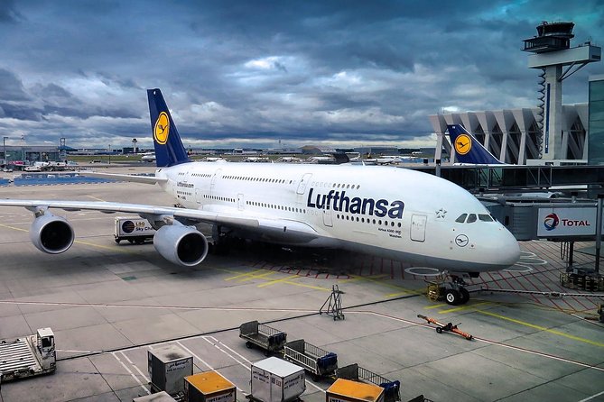 Luxury Transfer: Amsterdam City to Schiphol Airport - Vehicle Amenities