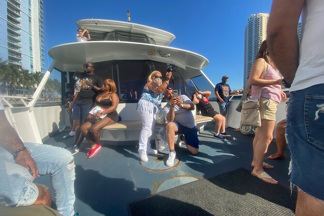 Miami Skyline: Happy Hour Cruise Millionaire Homes & One Drink - Highlights of the Cruise