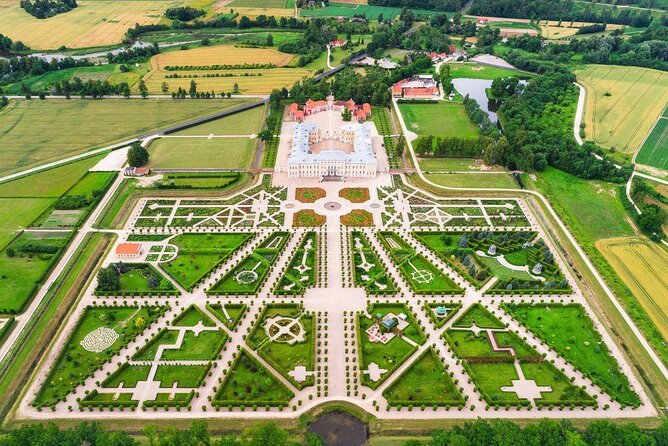 Private Transfer: Ryga to Klaipeda via Hill of Crosses & Rundale Palace - Vehicle and Amenities