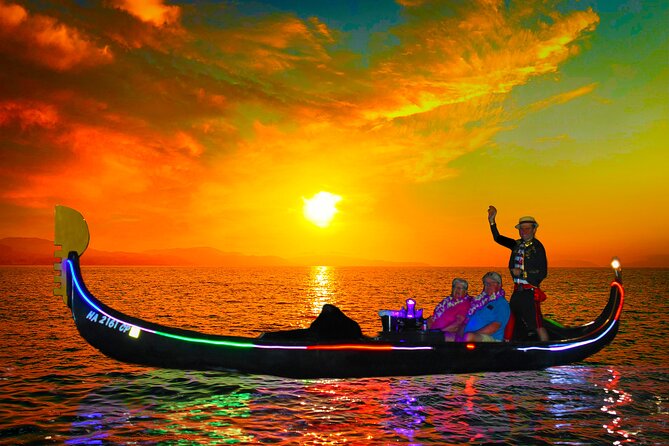 Small Group Venetian Gondola Cruise in Waikiki With Pastries - Scenic Views and Landmarks