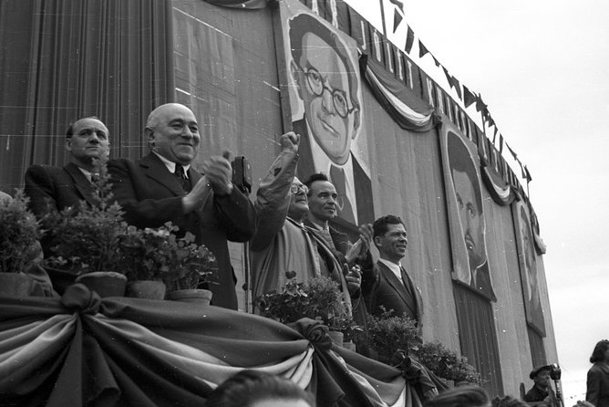 Still Watching You! - Private Budapest Communist Tour With Coffee in a Retro Bar - Learning About the 1956 Hungarian Revolution