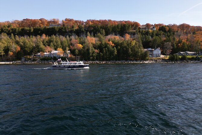 Strawberry Islands Scenic Boat Tour and Historic Cottage Row - Onboard Amenities and Comforts