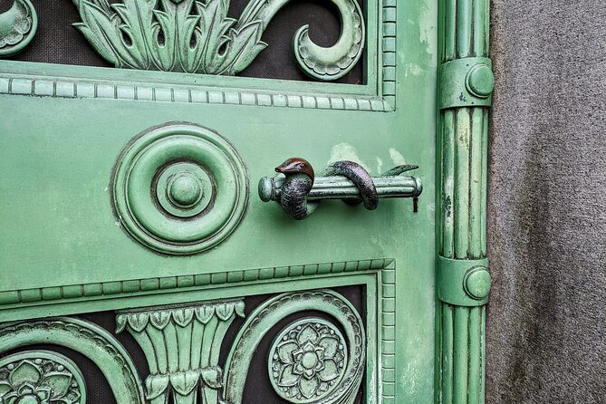 The Deep Pockets Of Graceland Cemetery Walking Tour - Discovering the Architectural Marvels of the Wealthy Elite
