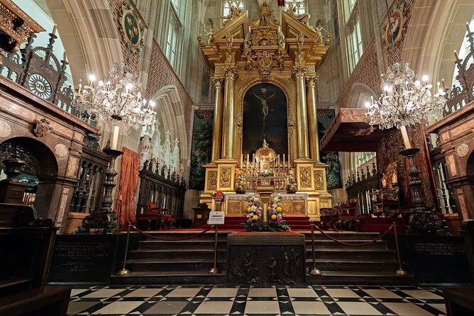 Wawel Cathedral, Old Town and St. Marys Basilica Guided Tour - Discovering Krakows Old Town