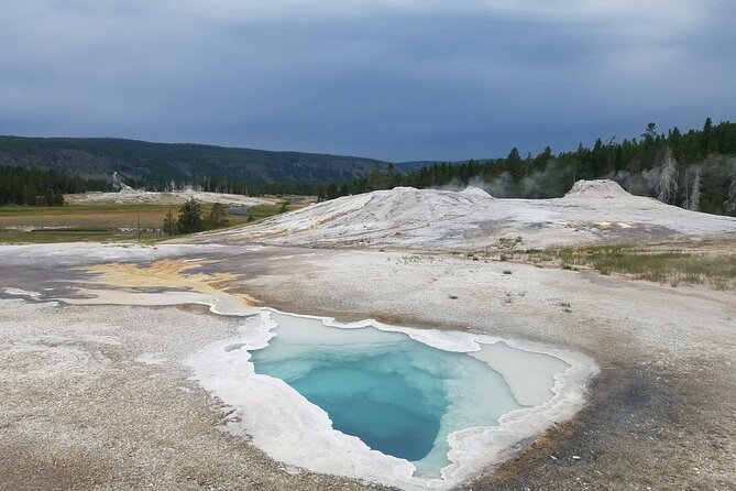Yellowstones Upper Geyser Basin: A Self-Guided Audio Tour