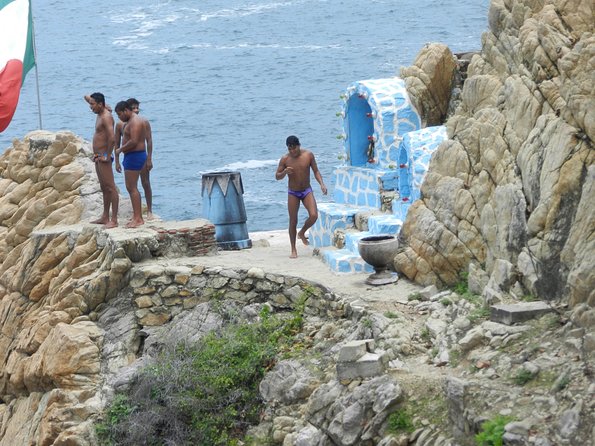 3-hour Iconic High Cliff Divers Shows & Flea Market Shopping Time - Meeting and Pickup Logistics