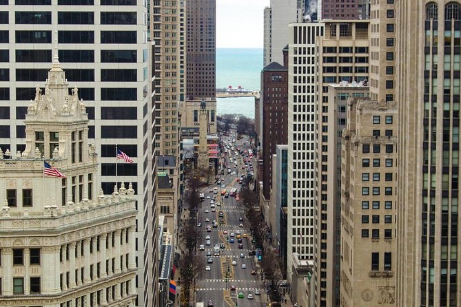 Chicago Walking Tour: The Magnificent Mile - Discovering the John Hancock Center