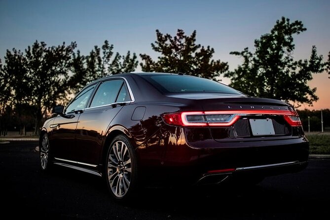Curbside Sedan Transportation From OHARE or Midway Airport to Downtown Chicago - Pickup and Drop-off
