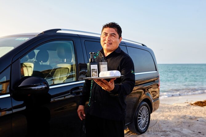 Departures in Mercedes Benz From Puerto Morelos to Cancun Airport - Pickup Process