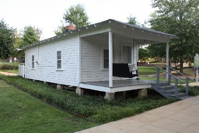 Elvis Presleys Childhood Home Sightseeing Daytrip From Memphis - Elvis Presley Museum and Tupelo Hardware Company