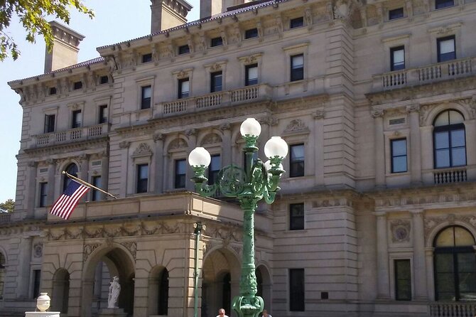 Historic Highlights With the Gilded Age Private Van Tour - Discovering Local Lighthouses