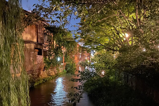 Kyoto Gion Walking Tour Discovering the Secret World of Geisha - Spotting Geisha and Maiko in Kyoto