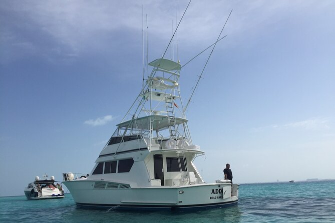 Largest Party Yacht VIP in Cancun up to 25 Persons / 25P2 - Refreshments and Pricing