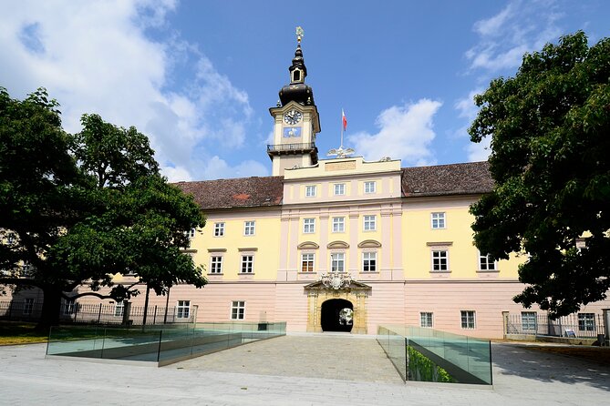 Linz Old Town Private Walking Tour and Cruise - Accessibility and Participation
