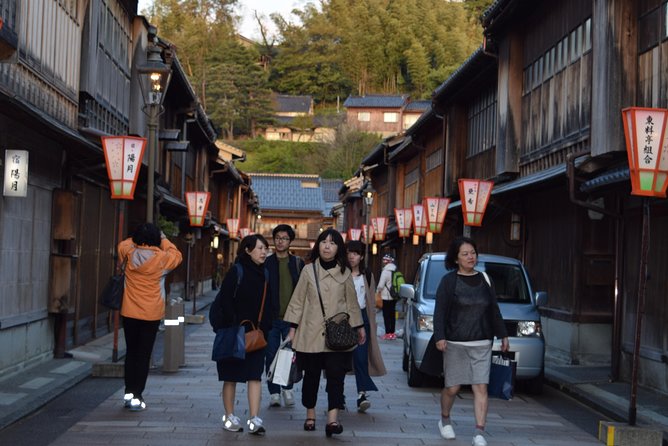 Must See Kanazawa With A Local: Private & Personalized - Immerse Yourself in the Tranquility of Kenroku-en Garden