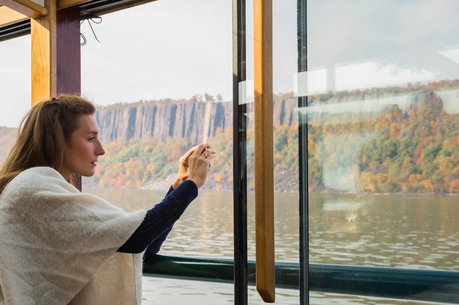 New York Afternoon Fall Foliage Cruise With Lunch - Onboard Amenities