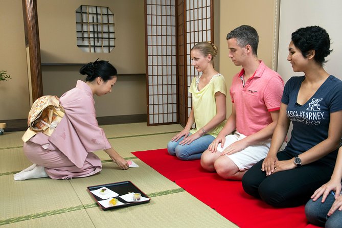 Practicing Zen Through Japanese Tea Ceremony - Role of the Bilingual Tea Master in the Ritual