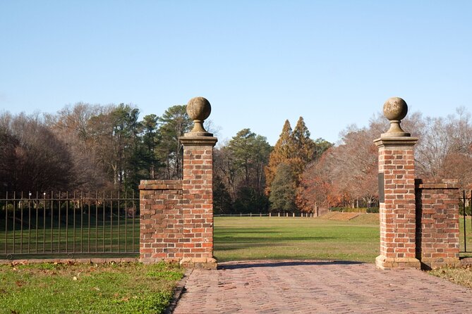 The Romantic Side of Williamsburg – Walking Tour - Appreciating Architectural Elegance