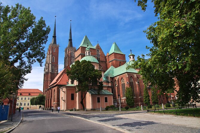Wroclaw Jewish History Tour With Synagogue and Cemetery - Exploring the Jewish Quarter