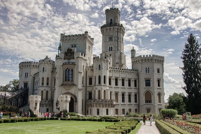 2- Private Day Tour to Cesky Krumlov, Hallstatt and Salzburg From Prague - Accessibility