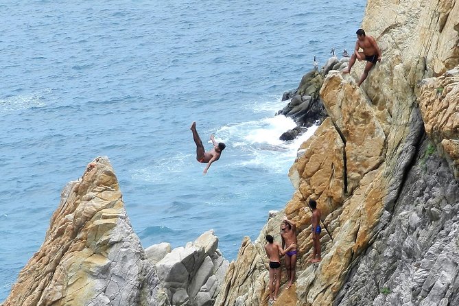 3-hour Iconic High Cliff Divers Shows & Flea Market Shopping Time - Accessibility Information