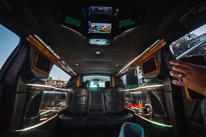 Arrival Transfer: Private Luxury 8 Passenger Limousine Service - Pricing and Group Size