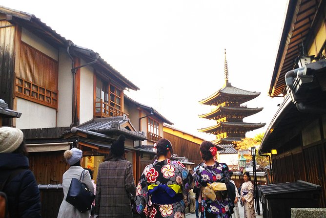 Kyoto Late Bird Walking Tour - Taking in Gions Geisha District