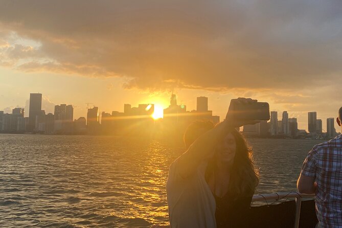 Miami Skyline: Happy Hour Cruise Millionaire Homes & One Drink - Night Skyline Experience