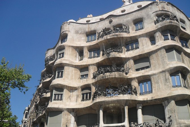 Private 4 Hs City Tour of Barcelona and La Roca Village 5 Hours With Pick up - Accessibility Information
