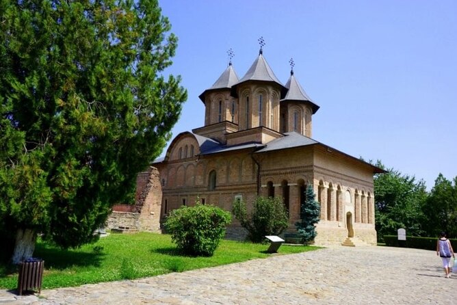 Private Draculas 13th Century Targoviste Royal Court Tour - Indulging in Local Delicacies and Refreshments
