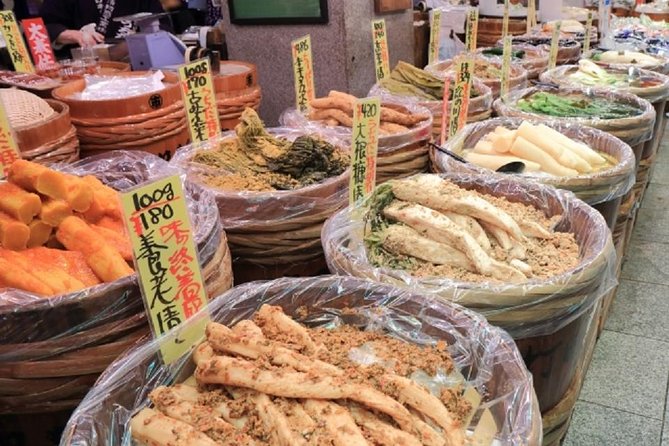 Private Fushimi Inari Sightseeing and Nishiki Food Tour - Exploring Fushimi Inari Shrine