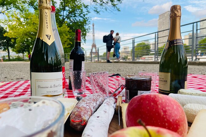 Sunset Picnic With View of Eiffel Tower and Live Music - Accessibility and Capacity