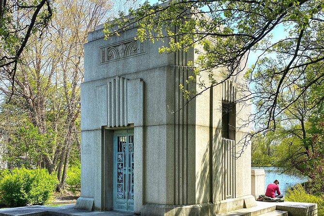 The Deep Pockets Of Graceland Cemetery Walking Tour - Unraveling the Legacies of Chicagos Captains of Industry