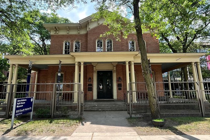 Tour Chicago LGBTQ Style: On and Off History Bus Tour - Enjoy Drinks and Fun at the End Point