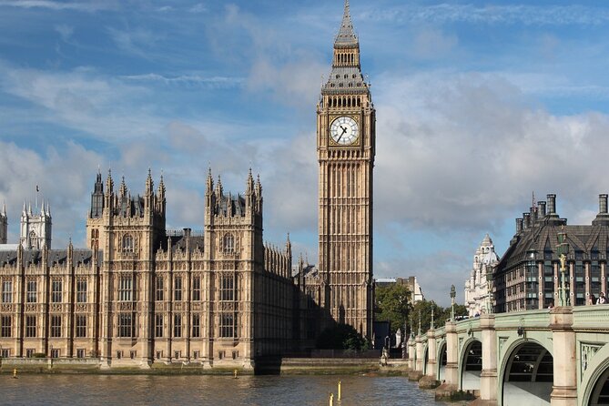 Walking Tour : Panorama of Westminster (with Changing of the Guard) + Windsor - Discovering the Houses of Parliament