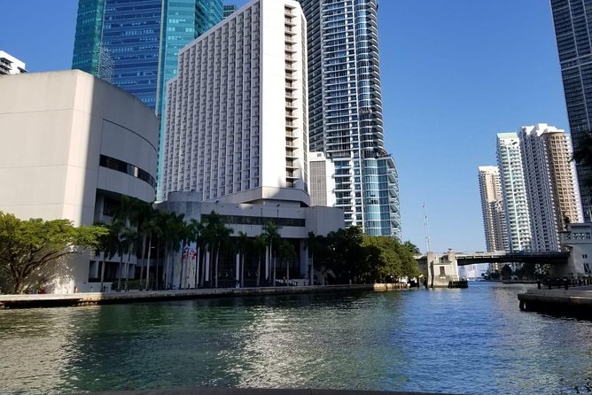 24 Ft Miami Bay: Private Boat, Gas Included , 8 People, Captained - Participation Requirements