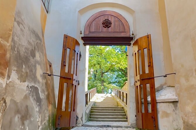 3h ALL-IN Czech Xmas Dinner, Castle Interior & Hot Wine Tour - Preparing for Your Tour