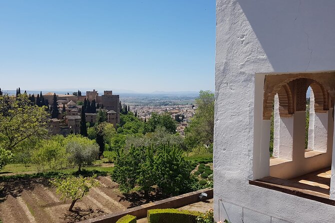 Alhambra Unique Experience: Private Visit With Official Guide - Exploring the Alhambra