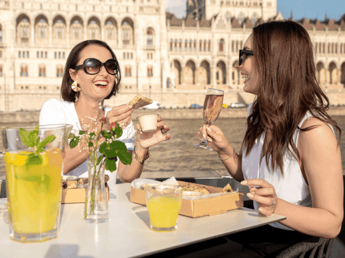 Budapest: Evening Sightseeing Cruise With Unlimited Prosecco - Customer Reviews
