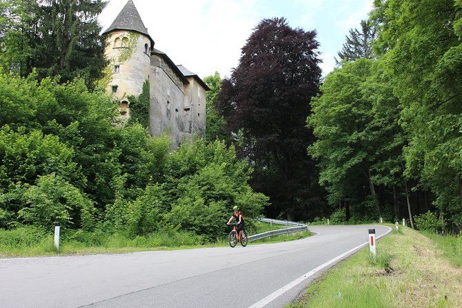 Guided Castle Bike Tour in Klagenfurt Am Wörthersee - Visiting the Castles