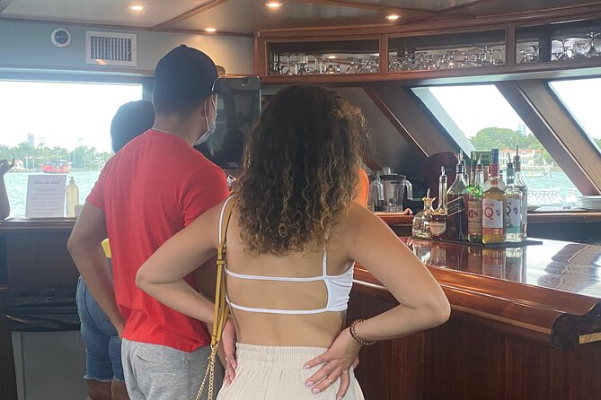 Miami Skyline: Happy Hour Cruise Millionaire Homes & One Drink - Customer Feedback and Ratings