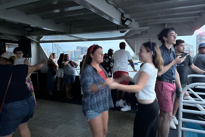 NYC Party Cruise With Light Narration Review - Participant Experiences