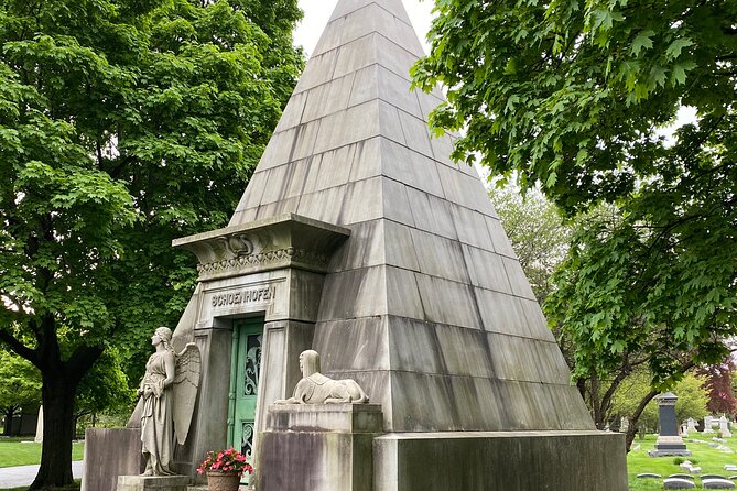 The Deep Pockets Of Graceland Cemetery Walking Tour - Delving Into the Powerful Families Buried in Graceland Cemetery