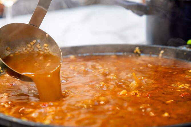 Authentic Paella and Sangria Workshop in Alcudia - Host Engagement