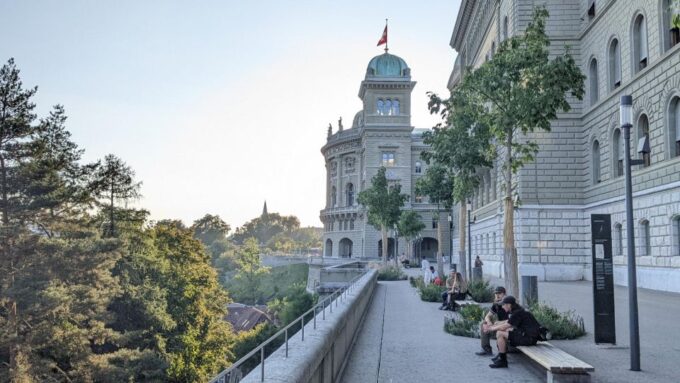 Bern: Highlights and Old Town Self-guided Walk - Scenic Riverside Walks