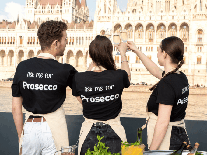 Budapest: Evening Sightseeing Cruise With Unlimited Prosecco - Tips for Your Cruise