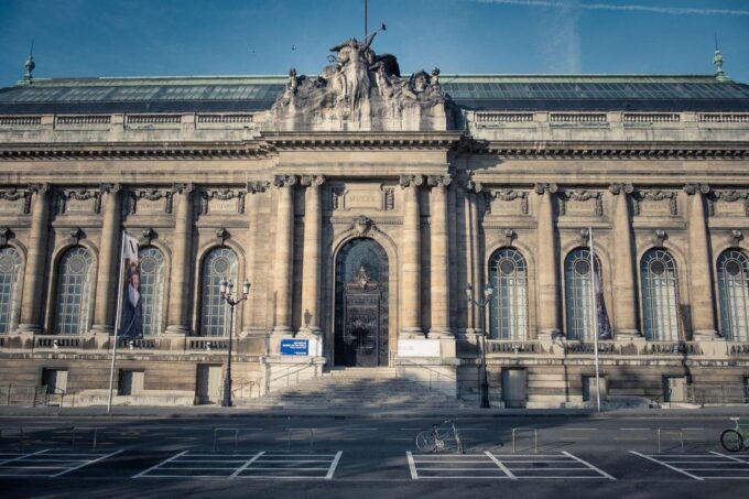 Geneva Old Town: Walking In App Audio Tour (ENG) - Exploring Old Town