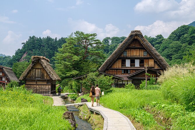 Shirakawago Day Trip: Government Licensed Guide & Vehicle From Takayama - Exploring Shirakawago