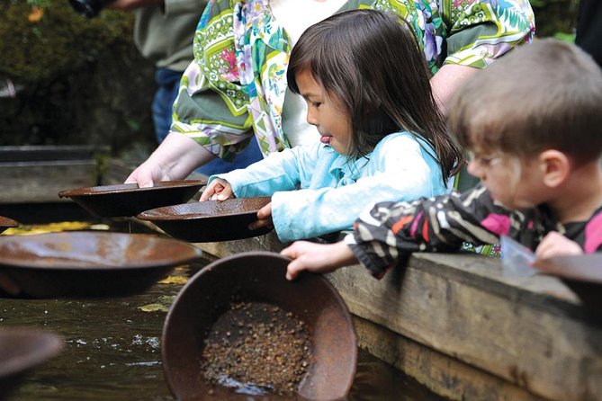 Skagway Shore Excursion: Liarsville Gold Rush Camp, Gold Panning and Salmon Bake Combo - Enjoying the Live Entertainment in the Hippodrome